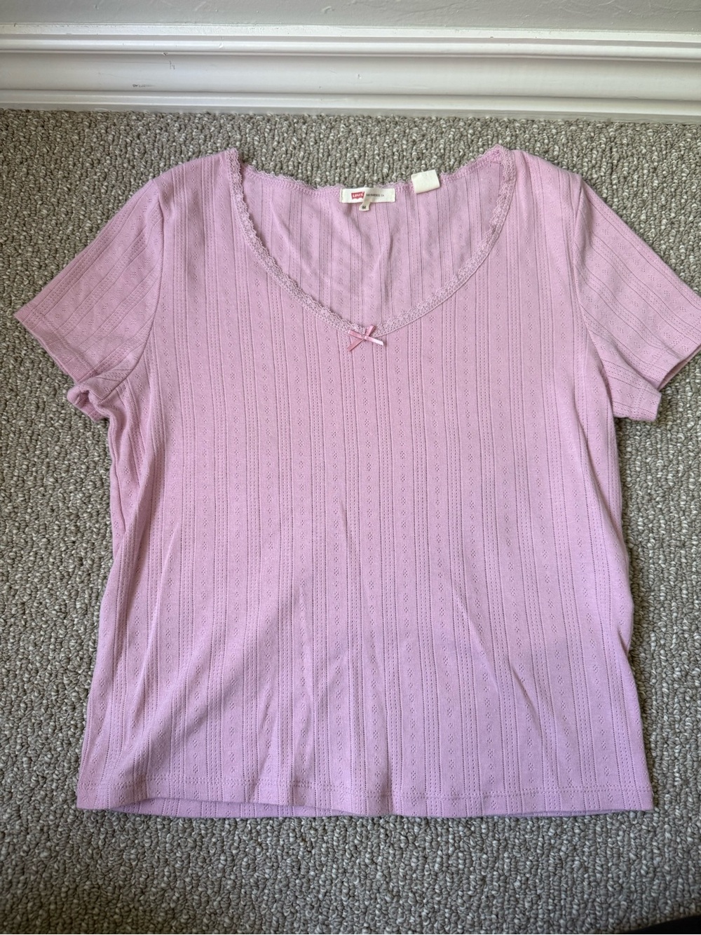Levi’s Light Pink V-Neck Tee Shirt Women’s Medium 100% Cotton Bow Detail